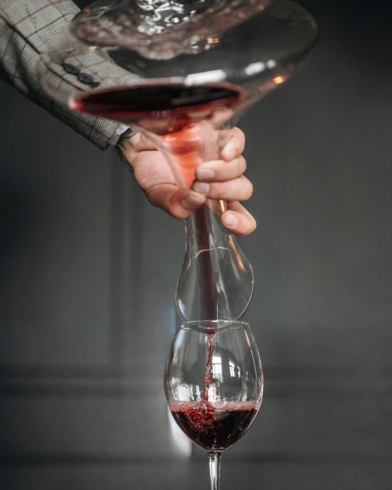 Faut-il carafer un vin ? Les cas où cela change vraiment la dégustation