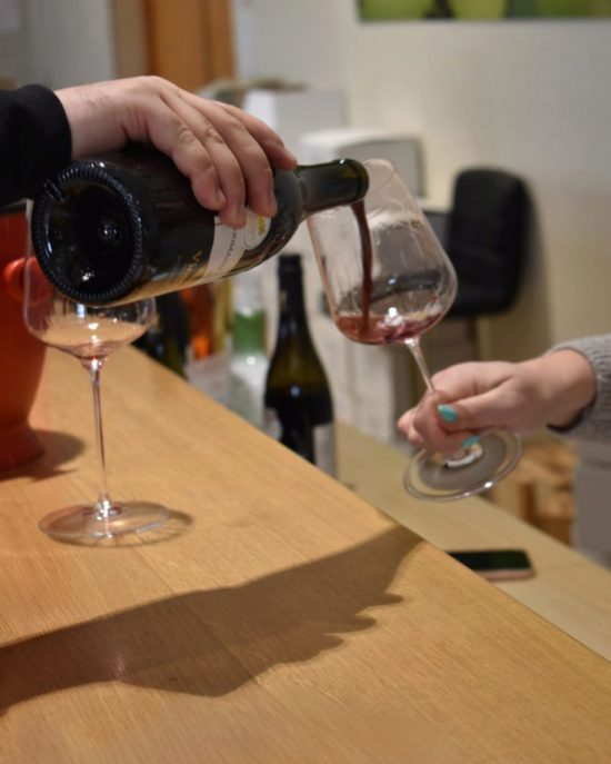 Apprendre à reconnaître les arômes du vin : un jeu de curiosité et de mémoire