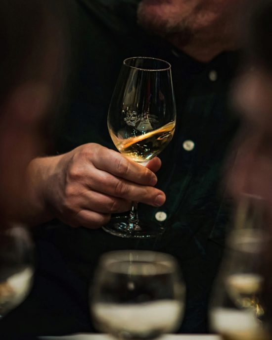 Pourquoi fait-on tourner son verre de vin ?
